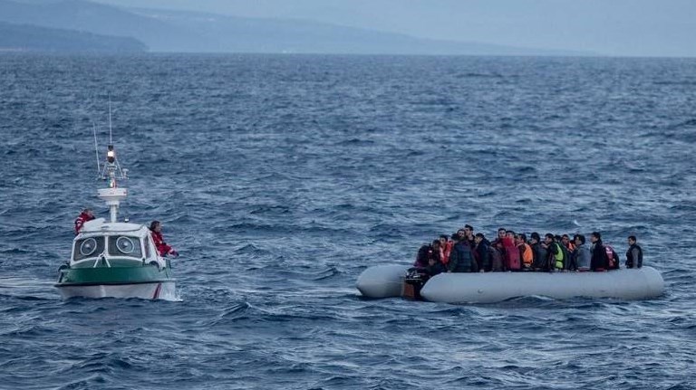 انتشال 29 مهاجراً من زورق قبالة سواحل اليونان