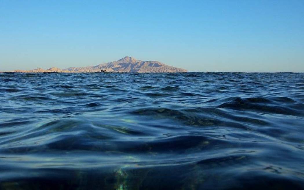 العلماء يبحثون سر الحفرة الغامضة بعرض 5.2 ميل في المحيط الأطلسي