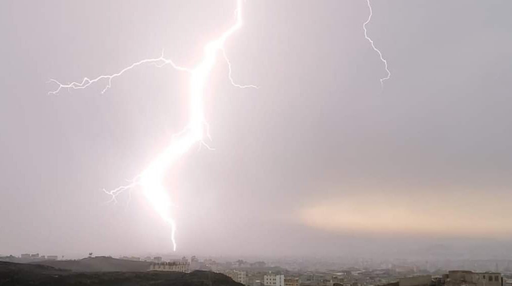 صواعق رعدية تخلف عشرات الضحايا في محافظتي حجة وعمران.