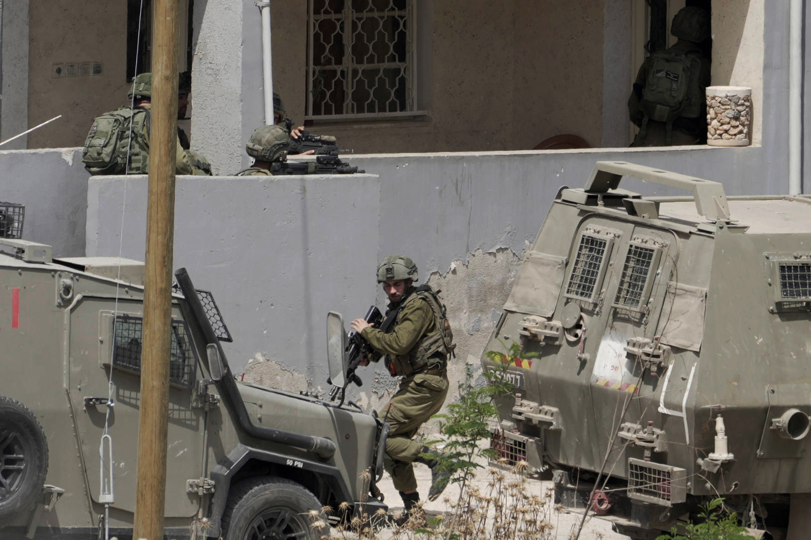 إصابة 7 جنود إسرائيليين داخل برج عسكري في الخليل