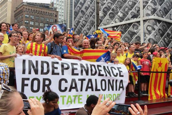 عشرات الآلاف من الكتالونيين يتظاهرون من أجل الاستقلال عن إسبانيا