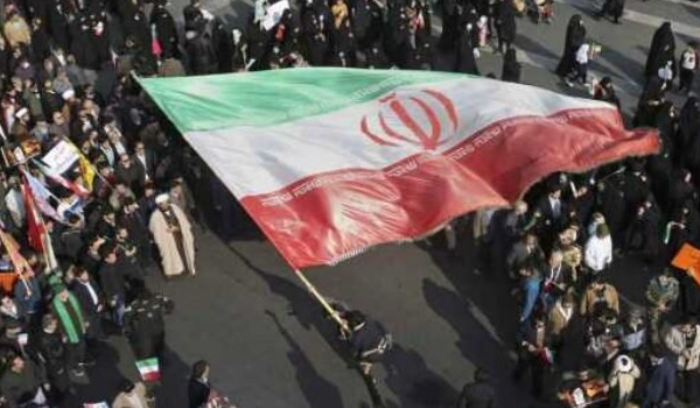 اندلاع احتجاجات خلال جنازة إيرانية توفيت بعد احتجازها لدى شرطة الأخلاق