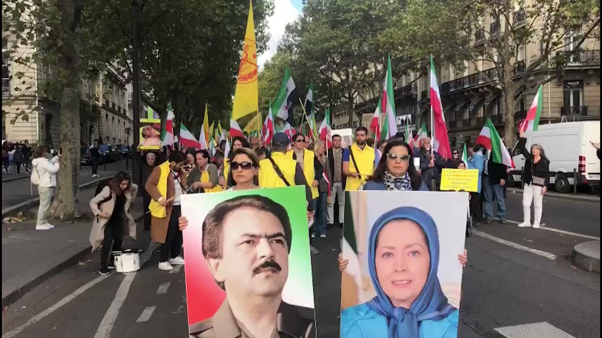 متظاهرون يحتشدون في أنحاء إيران مع دخول الاحتجاجات على وفاة شابة الأسبوع الثالث
