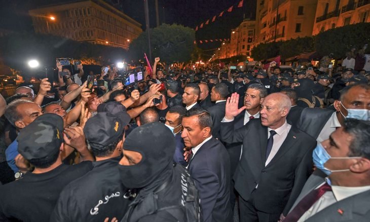 قيس سعيّد يتهم خصومه بمحاولة “تفجير الدولة” والمعارضة تطالبه بالتوقف عن تشويه صورتها أمام التونسيين