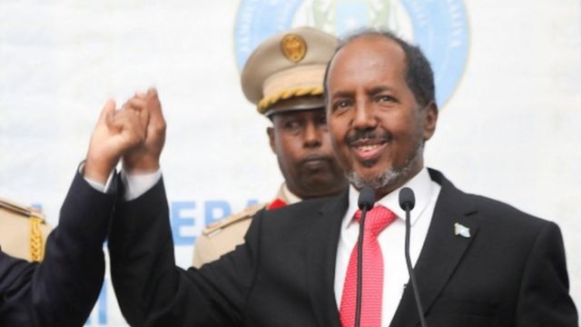 رئيس الصومال يتسلم دعوة للمشاركة في القمة العربية بالجزائر
