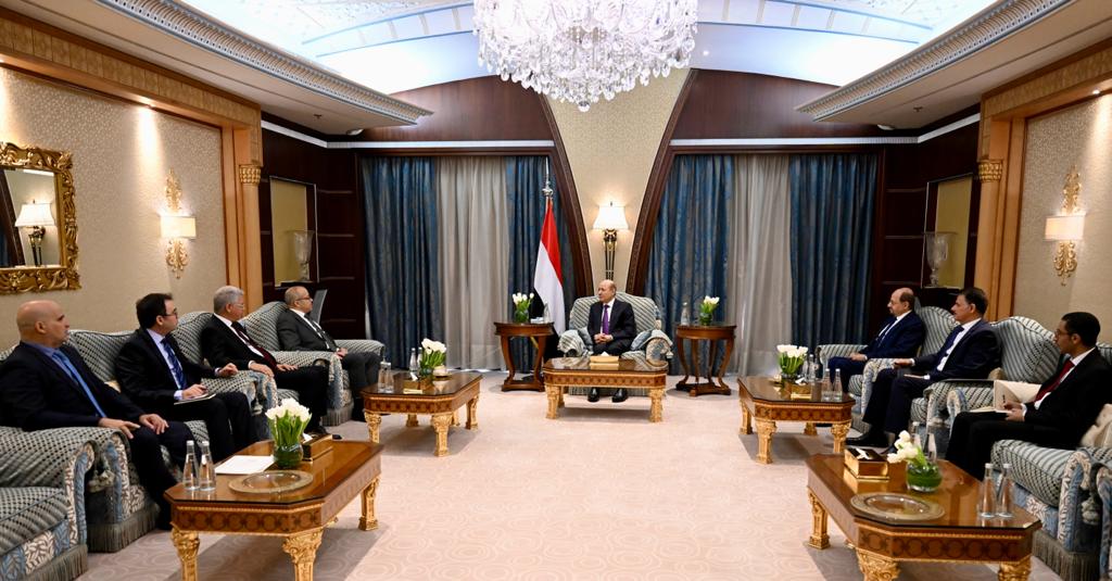 رئيس مجلس القيادة الرئاسي يتلقى دعوة من الرئيس الجزائري لحضور القمة العربية 