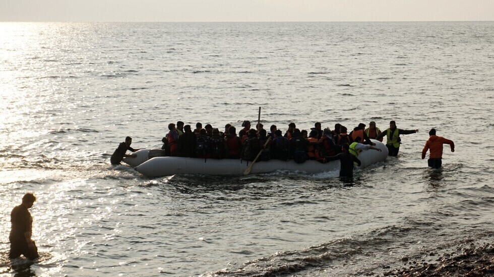 ارتفاع حصيلة ضحايا غرق زورقين للمهاجرين قبالة اليونان إلى 29 قتيلاً