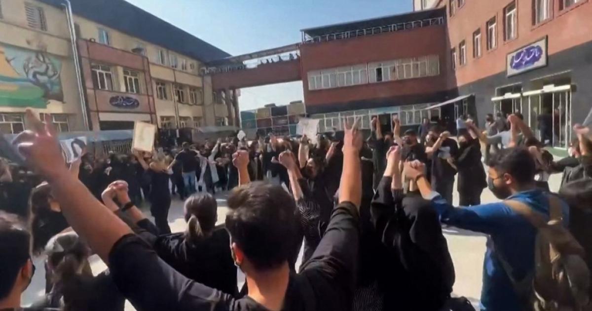 تحرك احتجاجي لطلاب في جامعة بطهران على هامش زيارة مسؤول حكومي