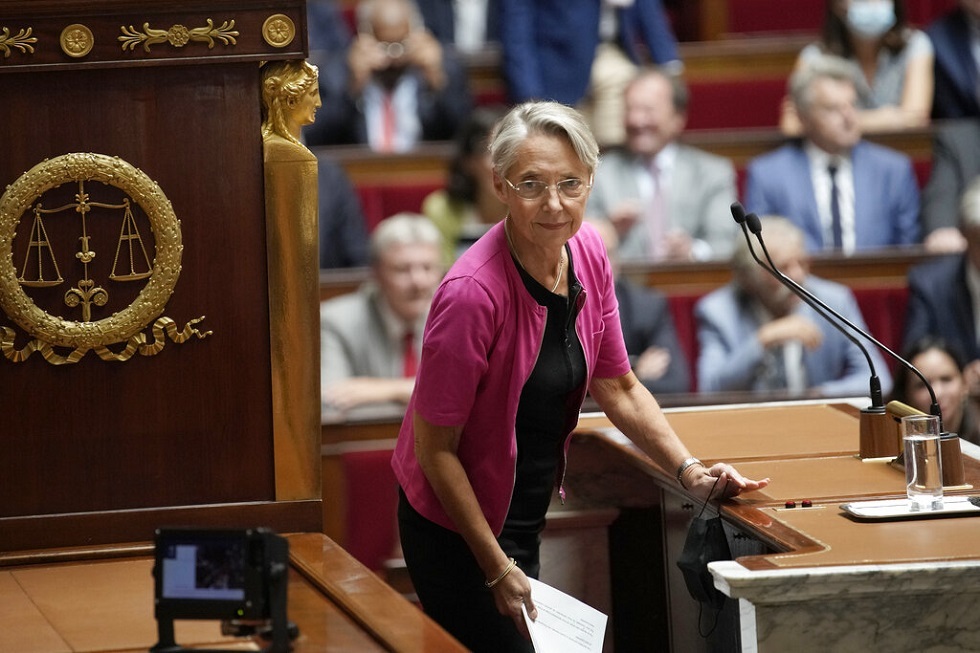 حجب الثقة.. رئيسة الوزراء الفرنسية تنتقد اتحاد اليمين واليسار