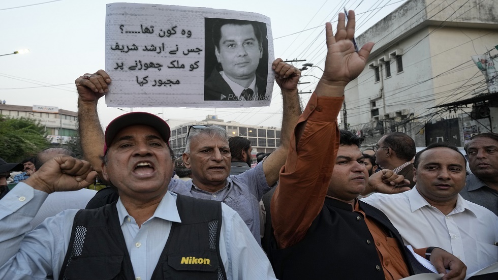 غادر باكستان خوفا من الاعتقال.. الشرطة الكينية تقتل صحفيا 