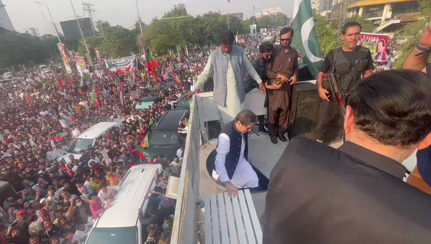 عمران خان يطلق “مسيرة طويلة” باتّجاه العاصمة الباكستانية
