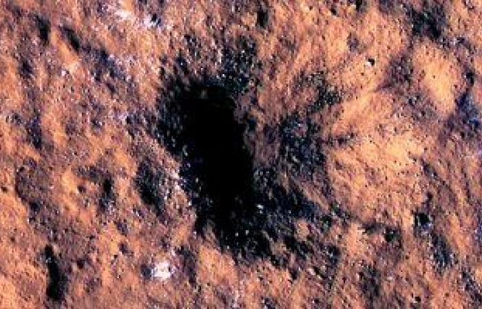 ناسا تكتشف أكبر فوهة على سطح المريخ.. يبلغ عرضها 500 قدم