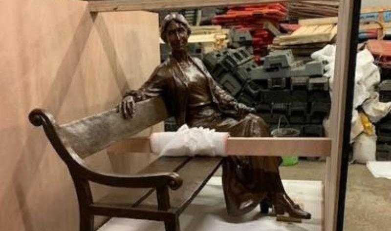 بعد 5 سنوات من جمع التبرعات.. أول تمثال برونزي كامل لـ فرجينيا وولف