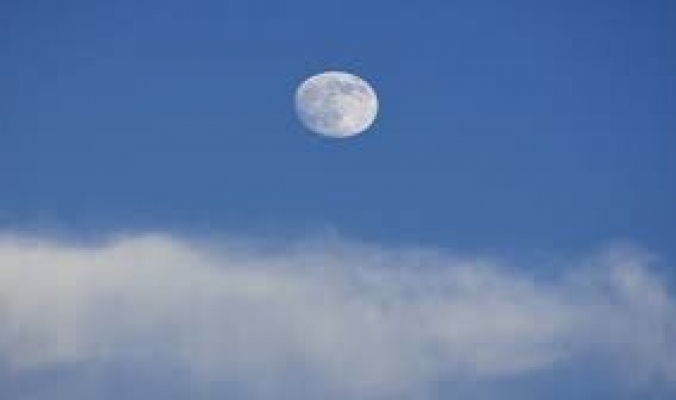 لماذا نستطيع رؤية القمر أثناء النهار أحيانا؟