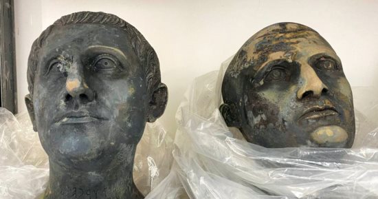 علماء آثار إيطاليون يكتشفون تماثيل برونزية 