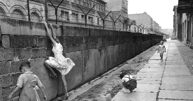 ألمانيا الشرقية تفتح جدار برلين