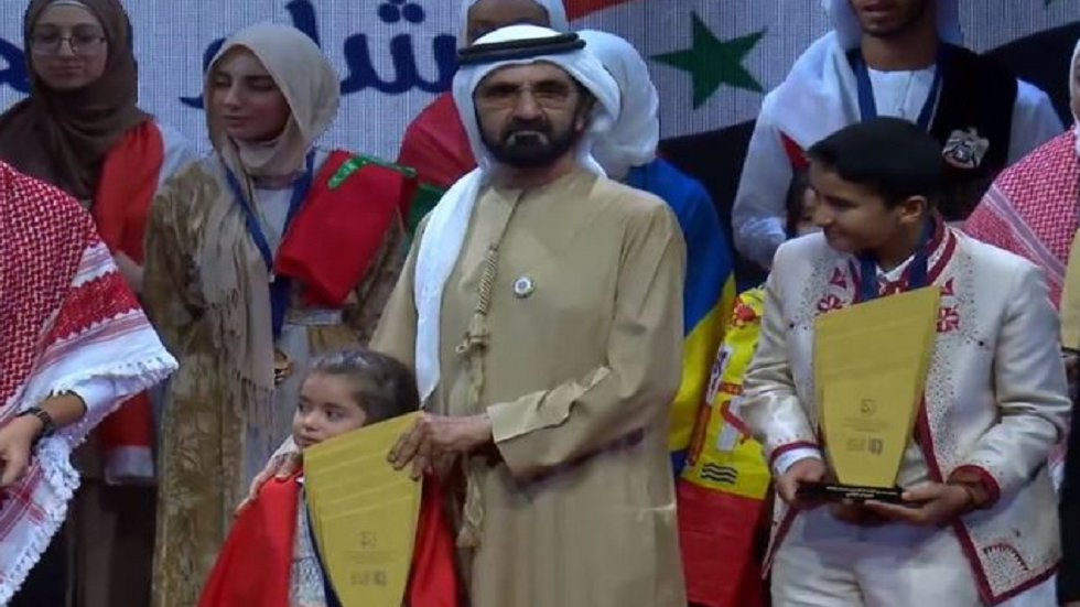 الطفلة السورية شام البكور تفوز بلقب <تحدي القراءة العربي» وتتسلم الجائزة من الشيخ محمد بن راشد
