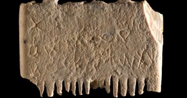 عمرها 3700 سنة.. اكتشاف أول جملة مكتوبة في التاريخ على ظهر مشط للشعر 