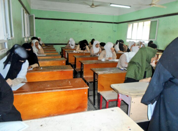 في الحديدة (20) ألف معلم يكابدون شظف العيش والحوثي يحاصرهم بمدونة عنصرية