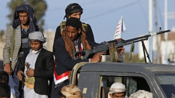 ميليشيا الحوثيين تنفذ حملة مداهمات وحصار خانق على قرية سكنية في إب 