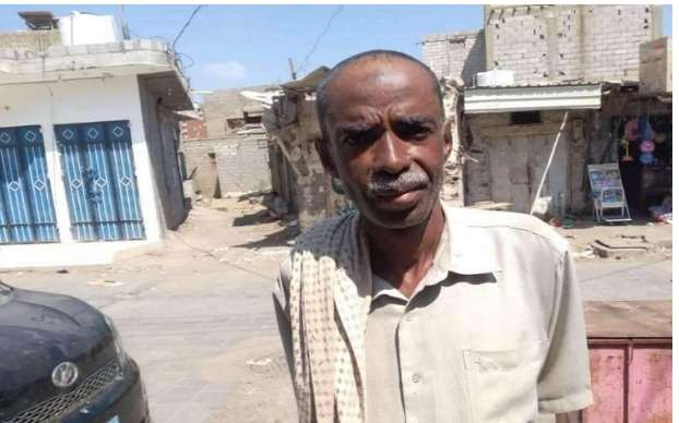 الظروف القاسية والحرب حولت موظفي الدولة إلى فقراء على قارعة الطريق في مناطق سيطرة الحوثيين 