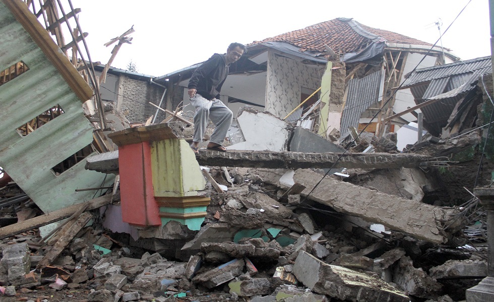 ارتفاع حصيلة ضحايا زلزال إندونيسيا إلى 162 قتيلًا