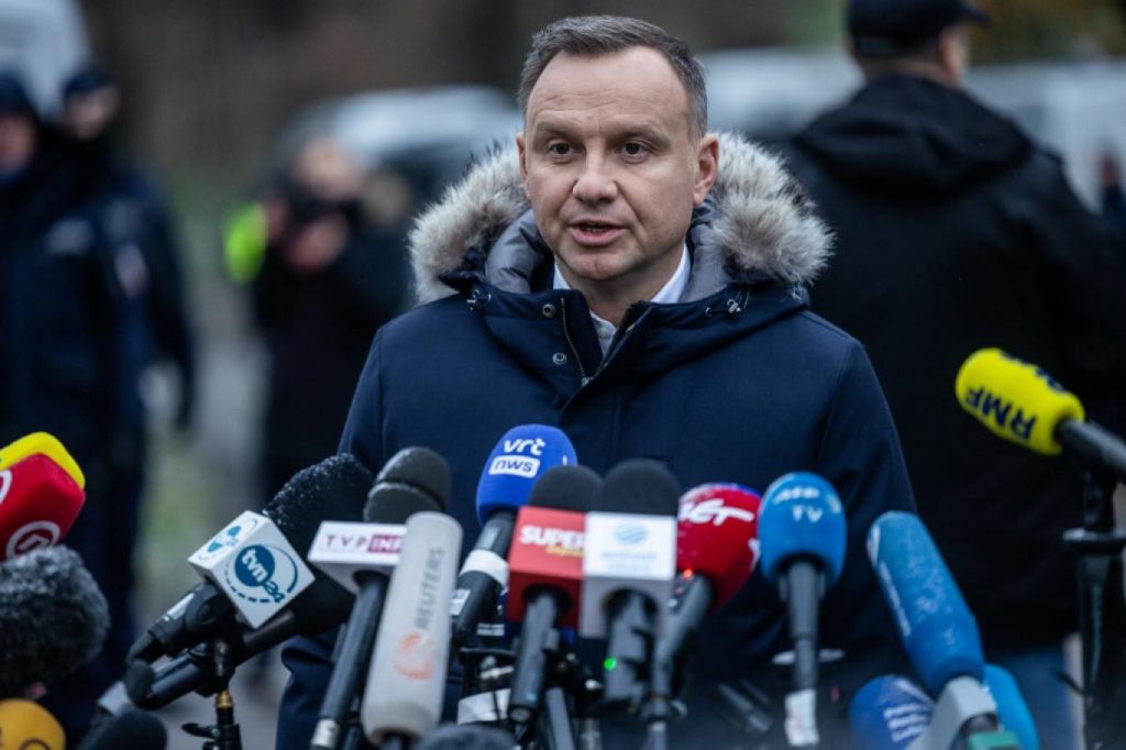 بولندا تعترف بأن رئيسها خُدع بمكالمة أجراها منتحل لشخصية ماكرون