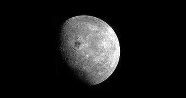 مركبة أوريون تمر على بعد 80 ميلًا فقط من القمر وتلتقط صورة قريبة