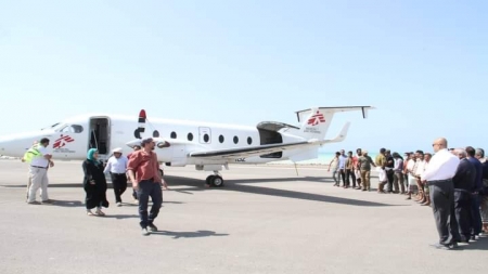 تحمل مساعدات طبية.. هبوط أول طائرة مدنية في مطار المخا 