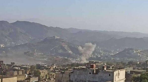 ميليشيا الحوثيين الإرهابية تقصف تجمعات سكنية غربي تعز