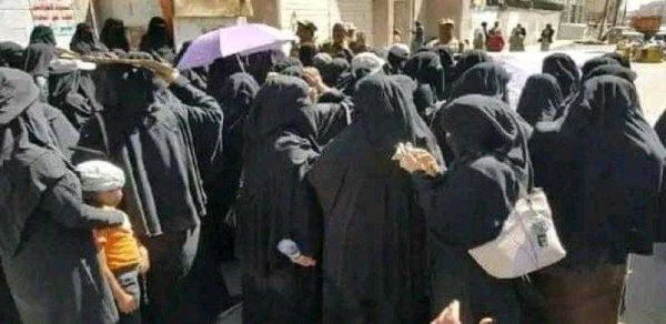 ميليشيا الحوثيين تحتجز عشرات الناقلات في منطقة الراهدة جنوب تعز