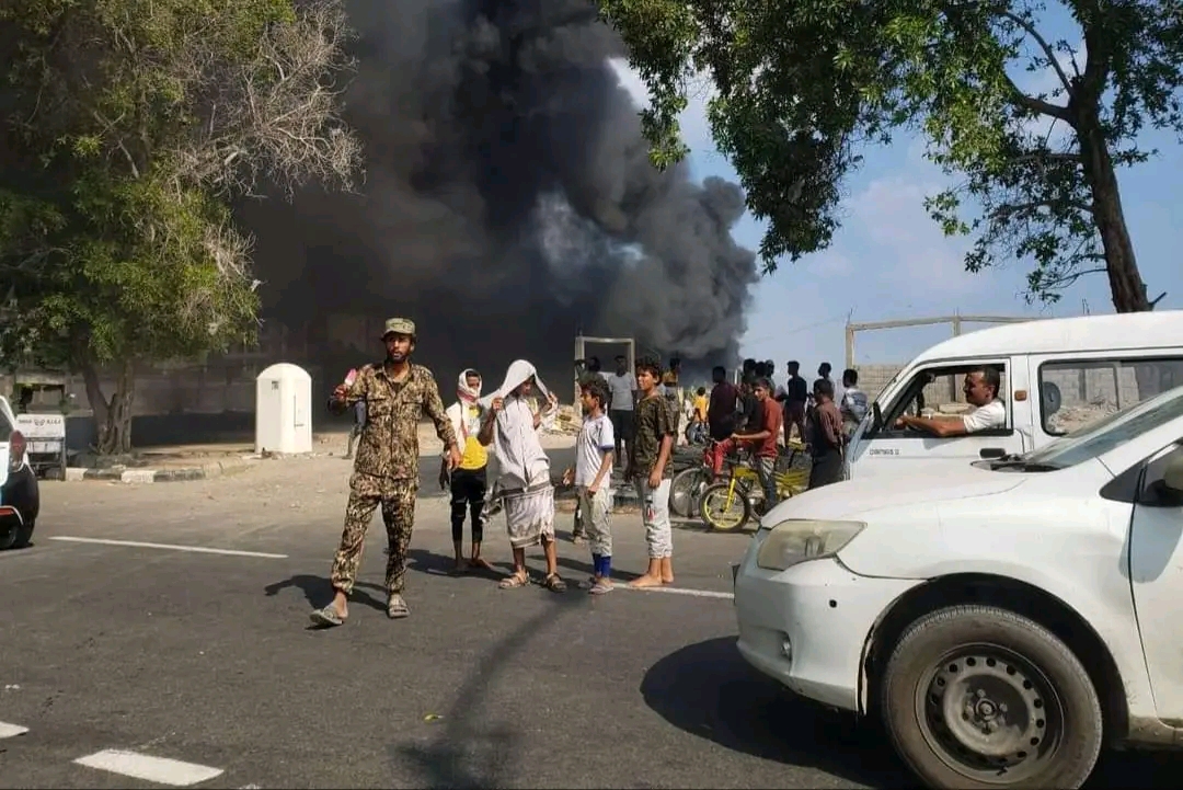 حريق هائل بمخيمات النازحين والمهاجرين الأفارقة في عدن