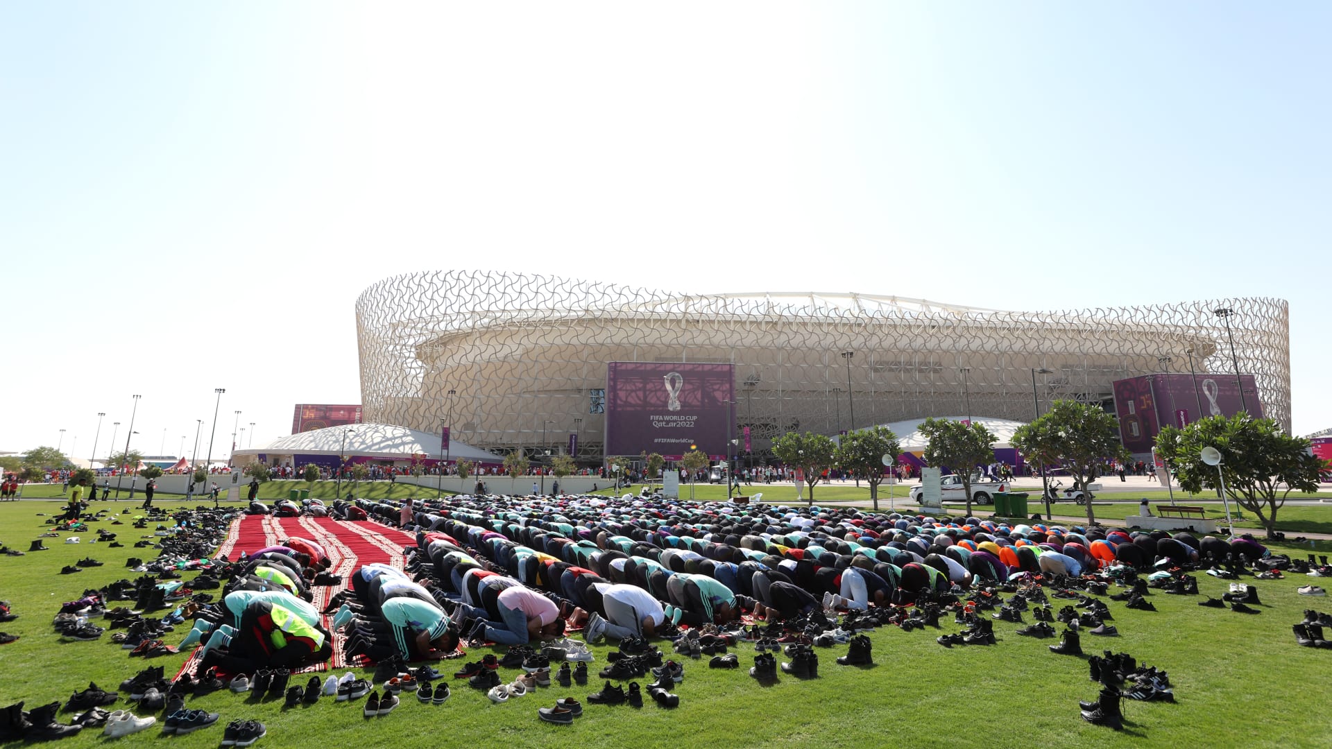 مشجعون يقبلون على التعرف على الإسلام على هامش كأس العالم