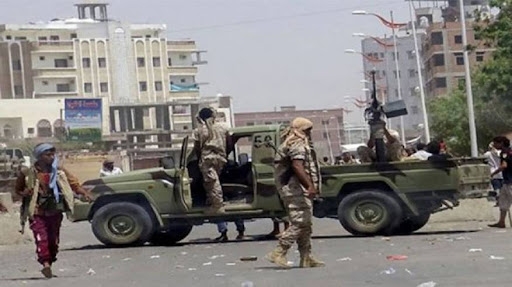 اشتباكات عنيفة بين فصائل الانتقالي في لحج بعد اقتحام منزل مرافق مدير الأمن 