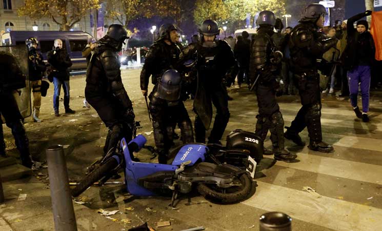 شرطة باريس تعتقل أكثر من 100 مشجع بعد تحول احتفال المغاربة إلى العنف