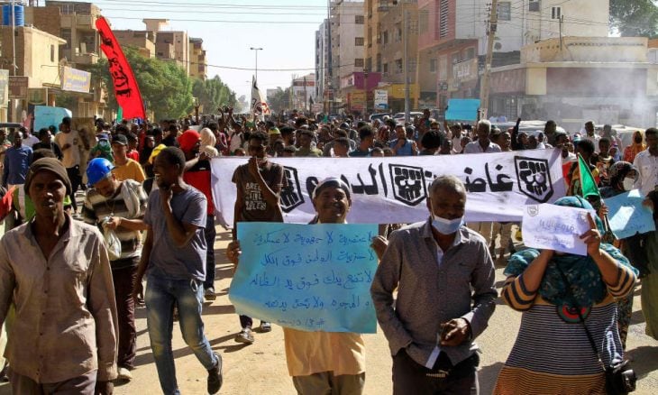 استمرار التظاهرات في السودان رغم توقيع اتفاق يمهد الطريق للخروج من الأزمة