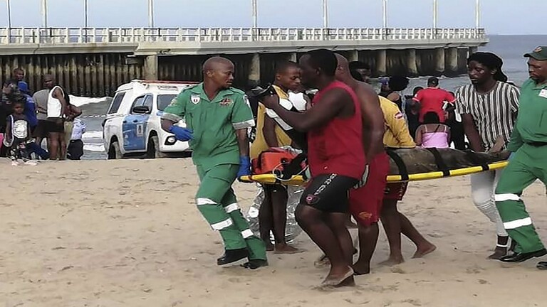 ثلاثة قتلى بموجة عاتية غمرت ساحل مدينة بجنوب إفريقيا
