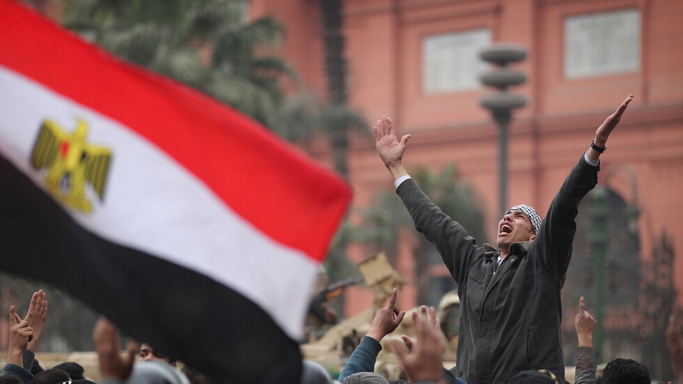 الإمارات تفرج عن ضابط سابق بالجيش المصري دعا الى تظاهرات
