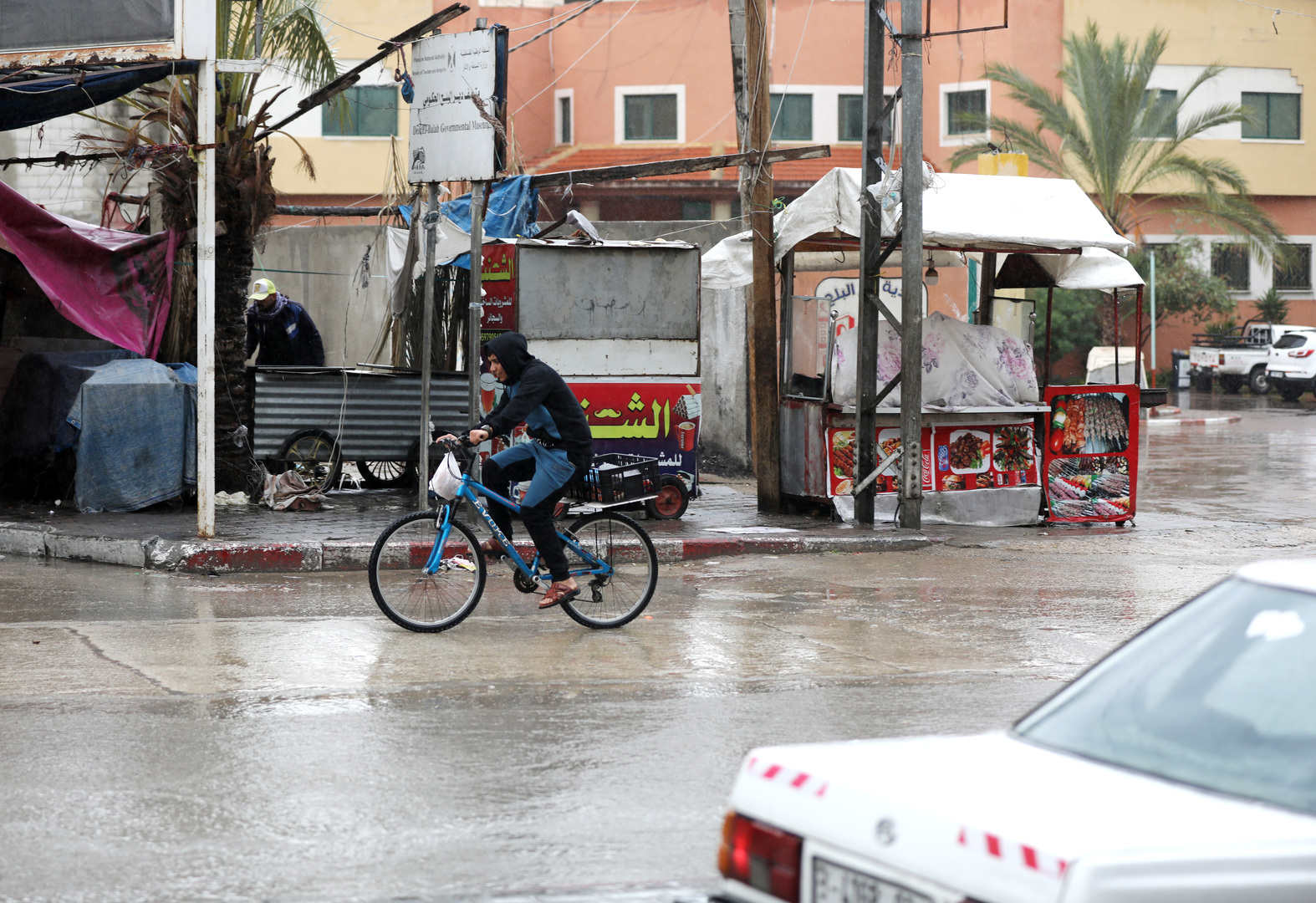 غزة تغمرها المياه جراء الأمطار وتماس كهربائي يتسبب بمقتل شاب ثلاثيني