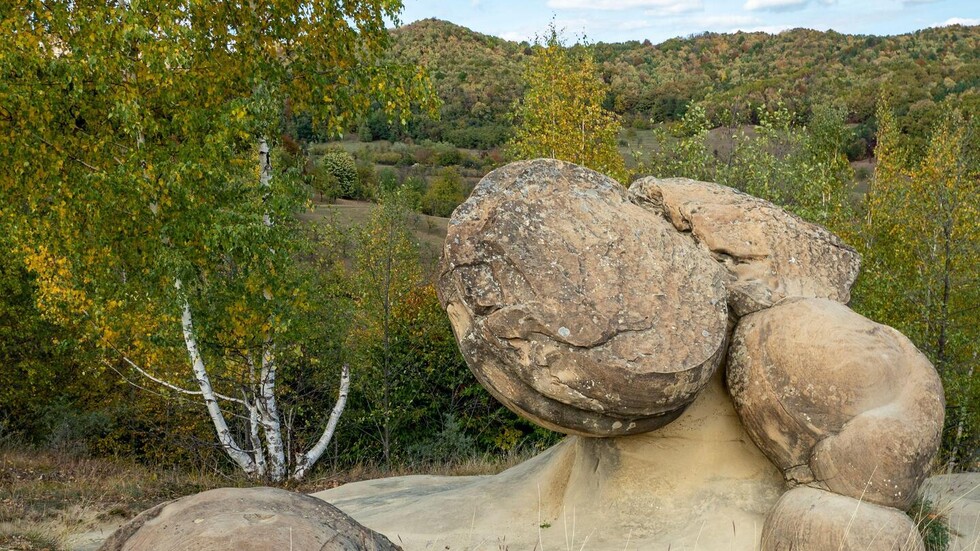 ظاهرة جيولوجية تكشف أسرار في أحجار غامضة قادرة على النمو والحركة في رومانيا 