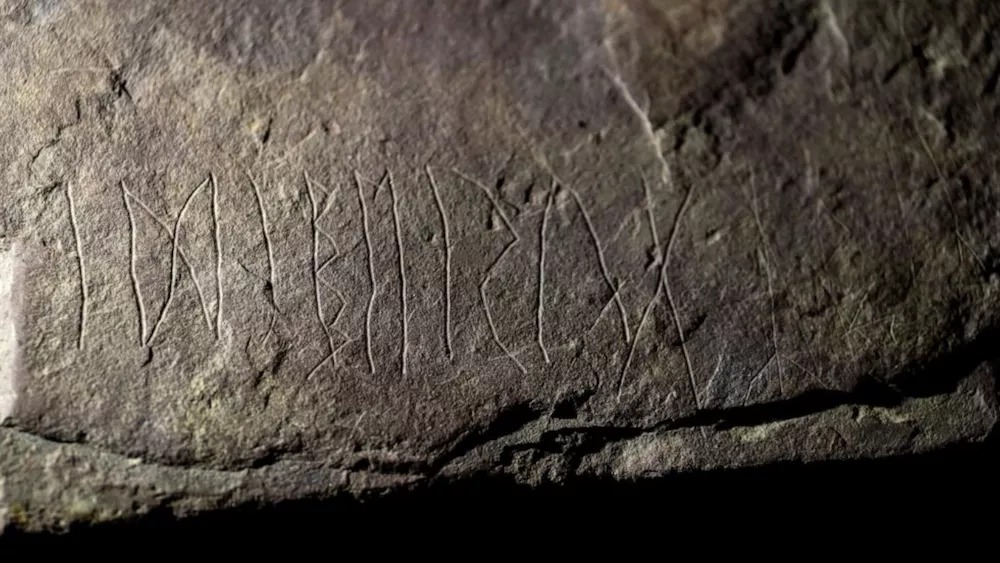 اكتشاف أقدم حجر في العالم في النرويج عليه نقوش كتابية..  