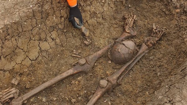 اكتشاف مقبرة جماعية لبقايا رومانية مقطوعة الرأس في إنجلترا 
