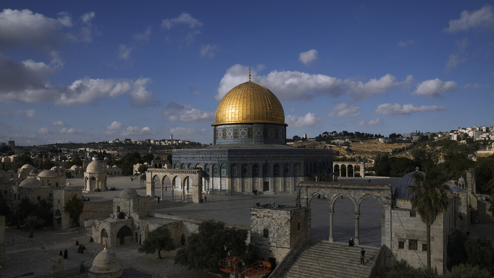 اكتشاف بصمة يد غامضة محفورة على أسوار مدينة القدس المحتلة تعود للقرن العاشر الميلادي!
