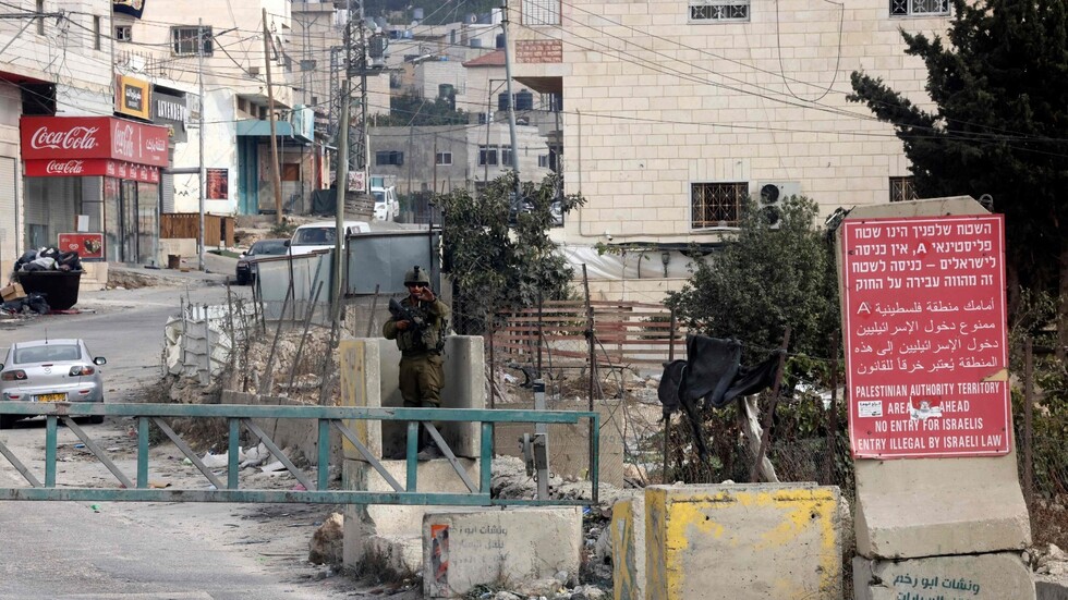 للمرة الثانية خلال 24 ساعة.. الجيش الإسرائيلي يقتحم أريحا وسط اشتباكات مسلحة
