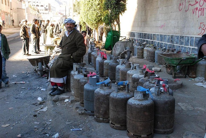 مواطنون في صنعاء... توزيع الغاز عبر عقال الحارات عمل استغلالي سياسي حوثي يهدف إلى التٲطير والتنظيم والحشد بالدبة الغاز