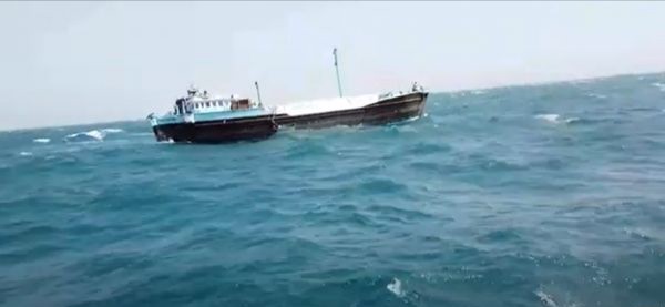 خفر السواحل بالبحر الأحمر ينقذ سفينة تجارية قبالة المخا