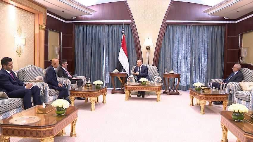 رئيس مجلس القيادة الرئاسي يبحث مع السفير الأمريكي مستجدات الوضع اليمني ومكافحة تهريب الأسلحة من إيران للحوثيين