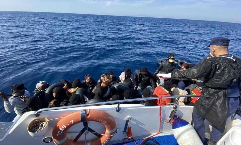 السلطات التركية.. تعلن إنقاذ 46 مهاجرا بينهم يمنيين أثناء محاولتهم الهجرة عبر البحر إلى اليونان