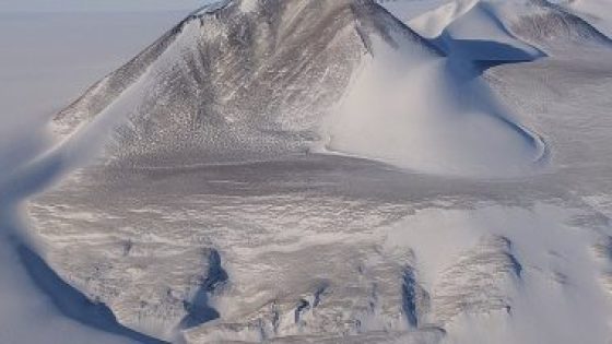 جبل جليدي هائل بحجم لندن ينفصل عن الجرف بالقارة القطبية الجنوبية 