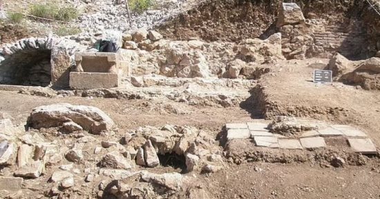 العثور على مقبرة رومانية عمرها 2000 عام في تركيا.. بها مسامير متناثرة 